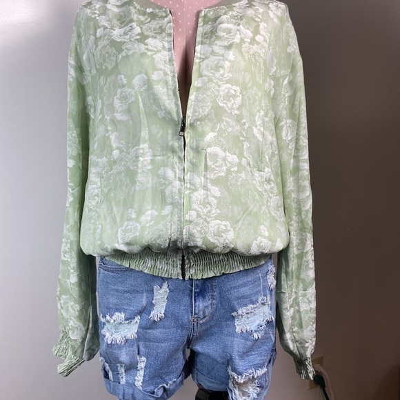 lightweight bomber jacket smocked sleeve and bottom band zipper closure - Picture 5 of 5